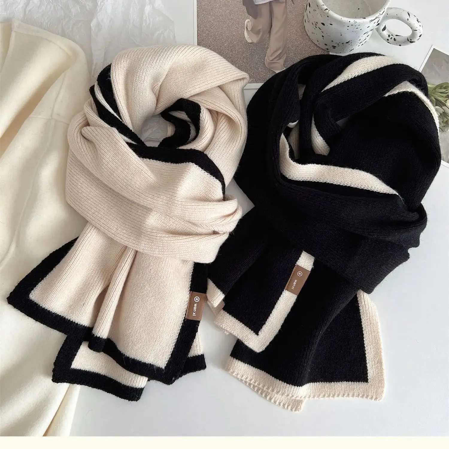 2024 Black and White Color Scarf New Winter Style High End Frame Knitted Wool Niche Design X241017