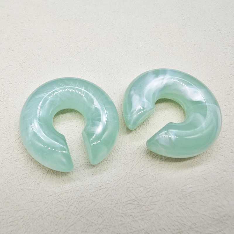 A pair of simple and smooth round earrings with jewelry C-shaped resin cuffs no perforations fake cardboard box clip on womens earrings W241017