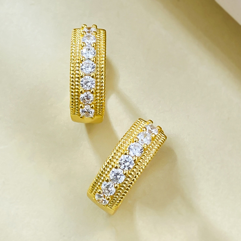 2024 Elegant Clip Earrins Luxury Jewelry Real 100% 925 Sterling Silver Gold Fill Round Cut White Moissanite Diamond Party Women Wedding French Earring