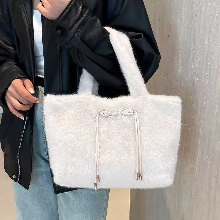 Underarm Plush Bag Women Korean Fashion Trend Large Capacity Tote Bag Cute Girl Single Shoulder Bag 241015
