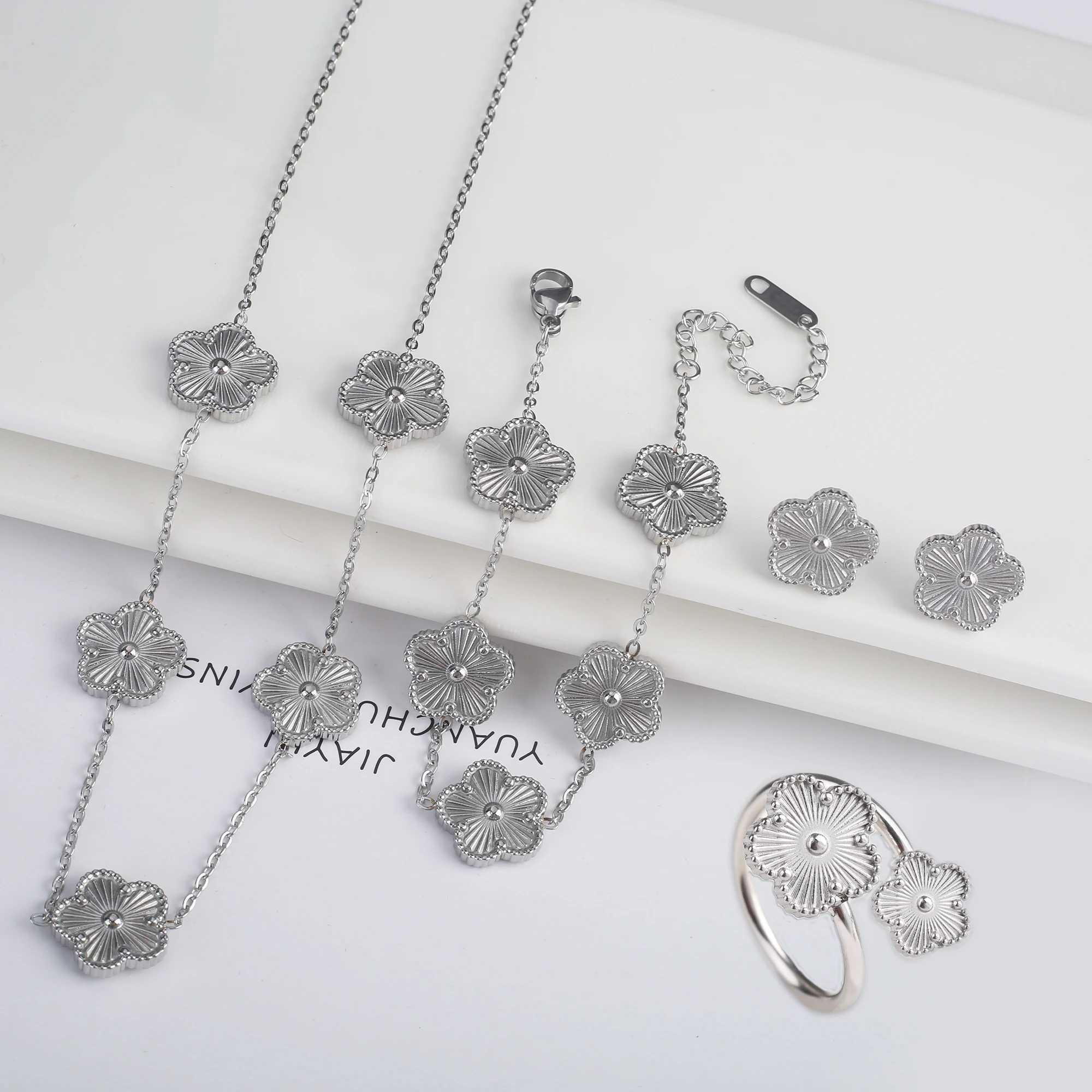 Earrings Necklace 4 bracelets necklaces earrings rings stainless steel five leaf flower jewelry set classic womens new fashion clover H241016