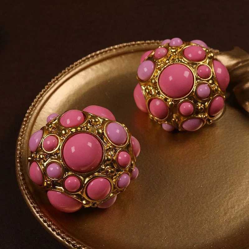 Retro French spherical womens earrings sweet romantic colored resin part ear clip gift W241017