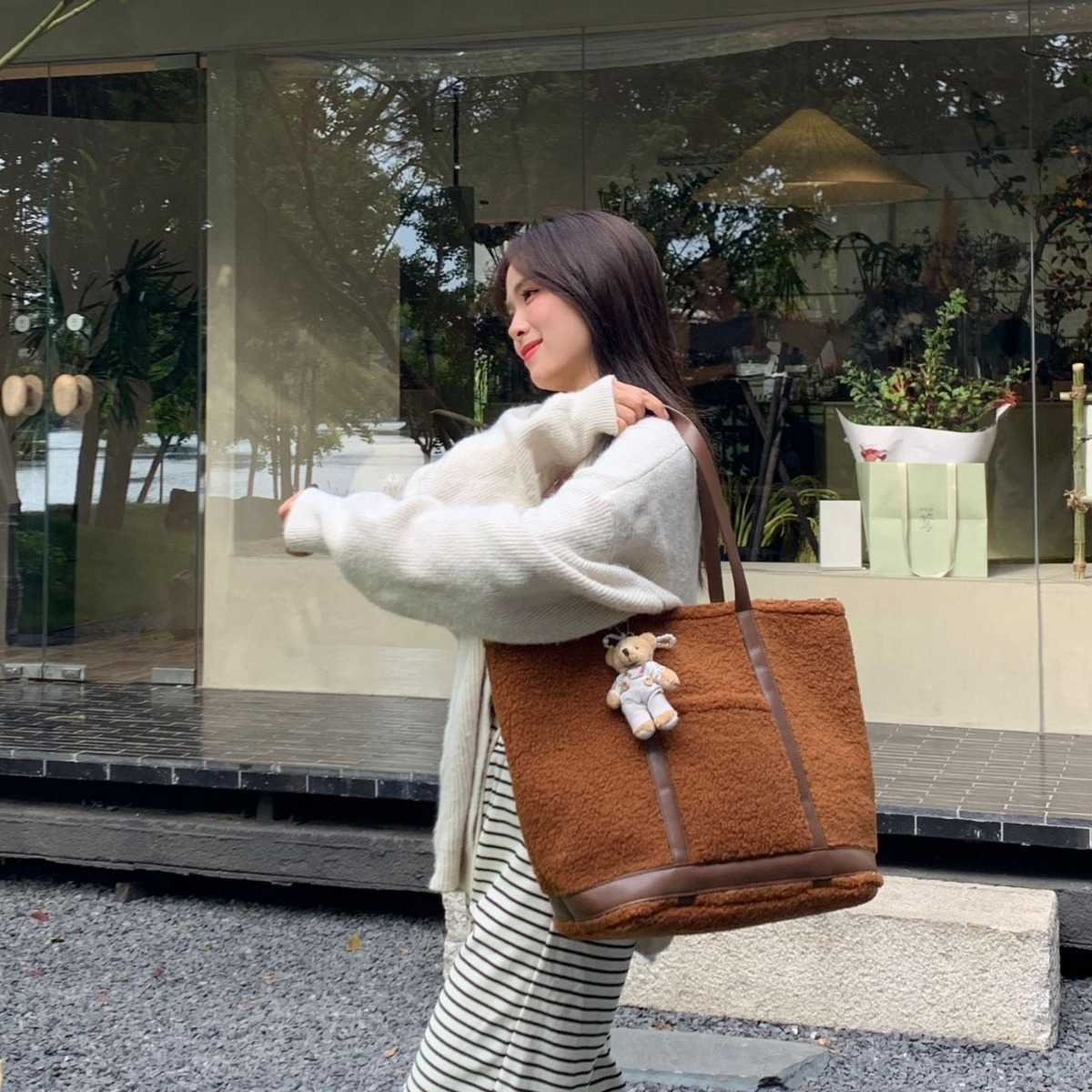 Homemade tote bag women, large capacity autumn winter lamb wool plush bag, shoulder bag, casual versatile 241015