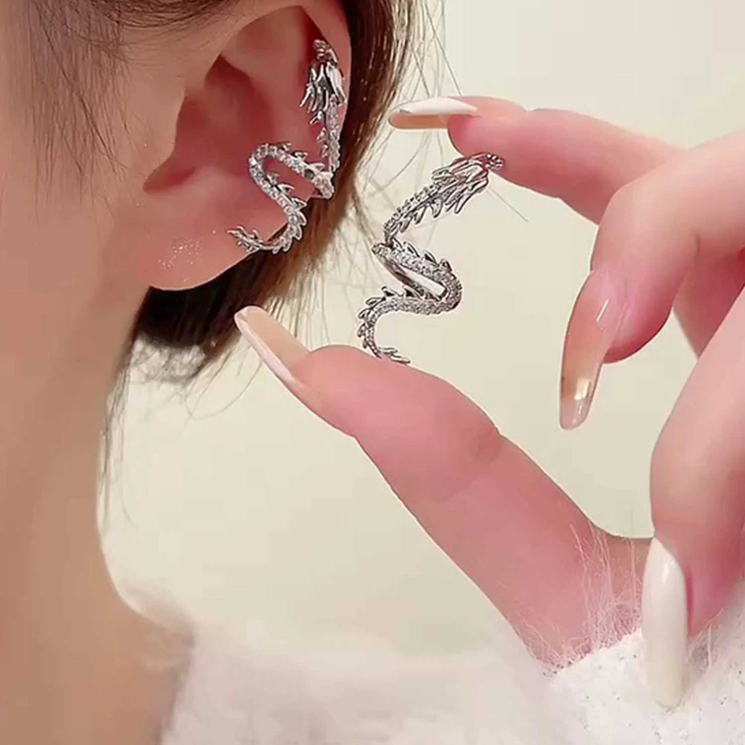 Unique design of dragon ear cuffs womens non perforated earrings personalized fashion punk metal cute cool ear clips jewelry gifts W241017