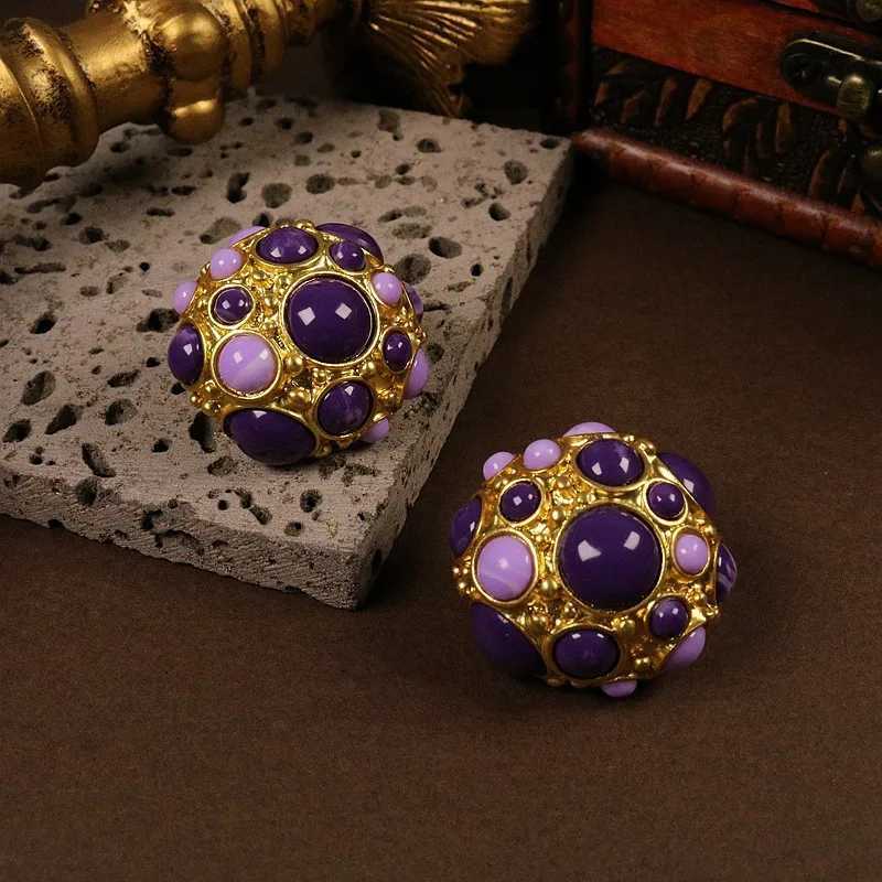 Retro French spherical womens earrings sweet romantic colored resin part ear clip gift W241017