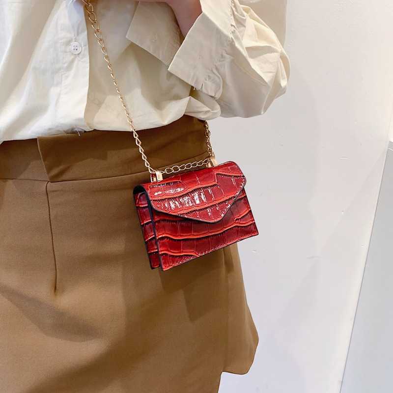 Xiaoxiangfeng diamond grid trapezoidal hand-held diagonal shoulder bag 2022 spring new style chain design sense temperament female Y241017