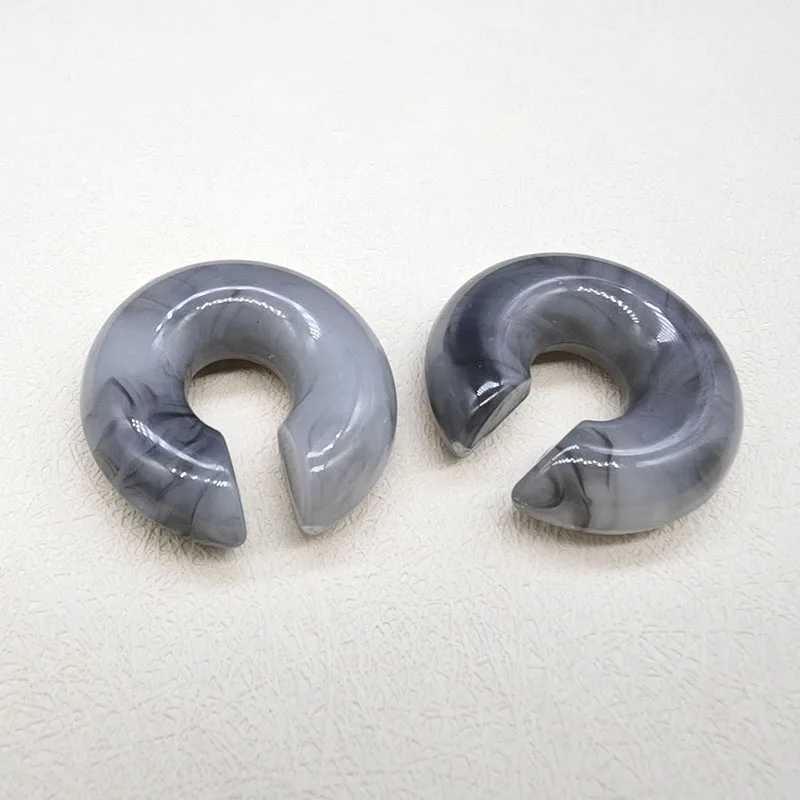 Smooth colored circular ear clip earrings suitable for women simple C-shAPed resin non perforated fake ear cuff jewelry W241017