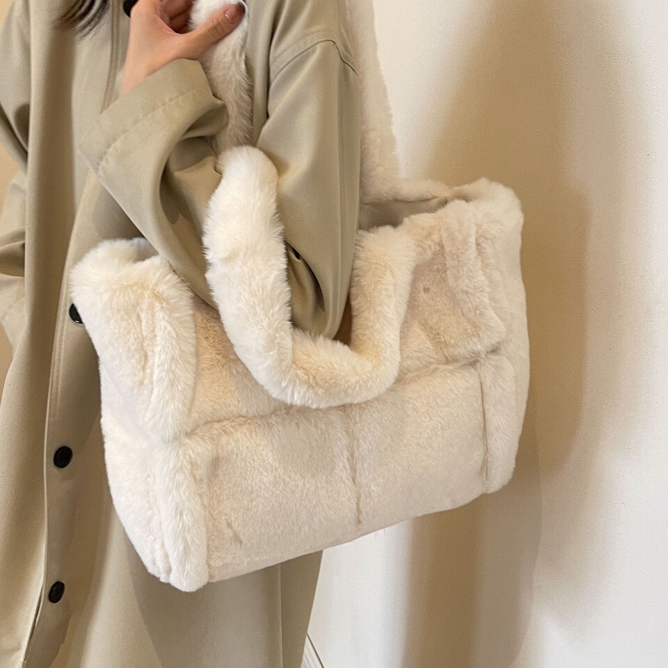 Plush velvet for women, large capacity new autumn and winter versatile shoulder with a plush commuting tote bag feeling