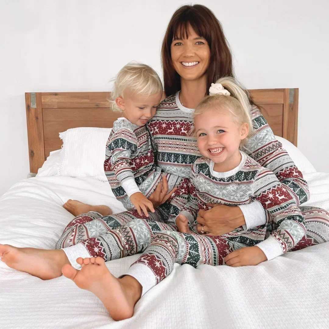 New 2024 Family Christmas Pajama Set Full Set Printed Matching Clothing Set Baby Hoodie Mother and Childrens Clothing Pajama Christmas Appearance W241