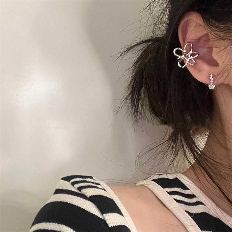 Womens silver clip earrings Gothic flower crystal zircon metal earrings unusual cuff design non perforated earrings Korean trend W241017