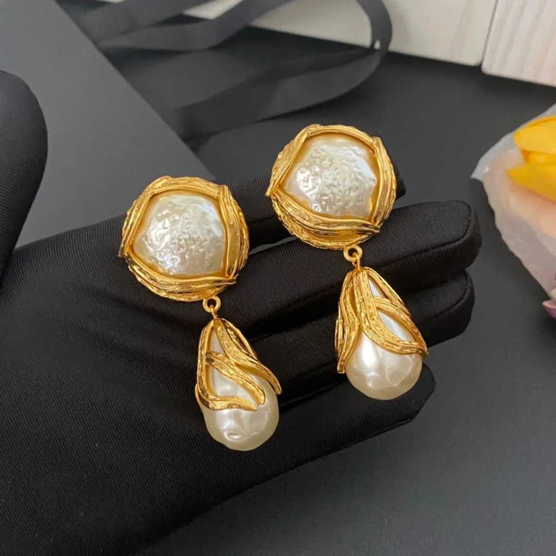 Vintage exquisite pearl earrings with hanging ears high-end sensory warmth luxurious and fashionable all hanging ears W241017