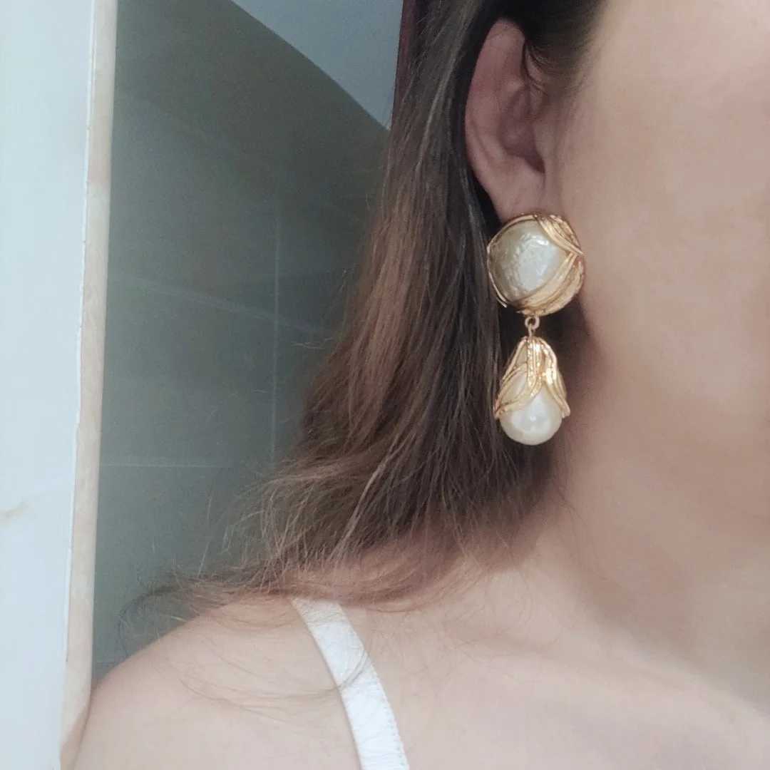 Vintage exquisite pearl earrings with hanging ears high-end sensory warmth luxurious and fashionable all hanging ears W241017