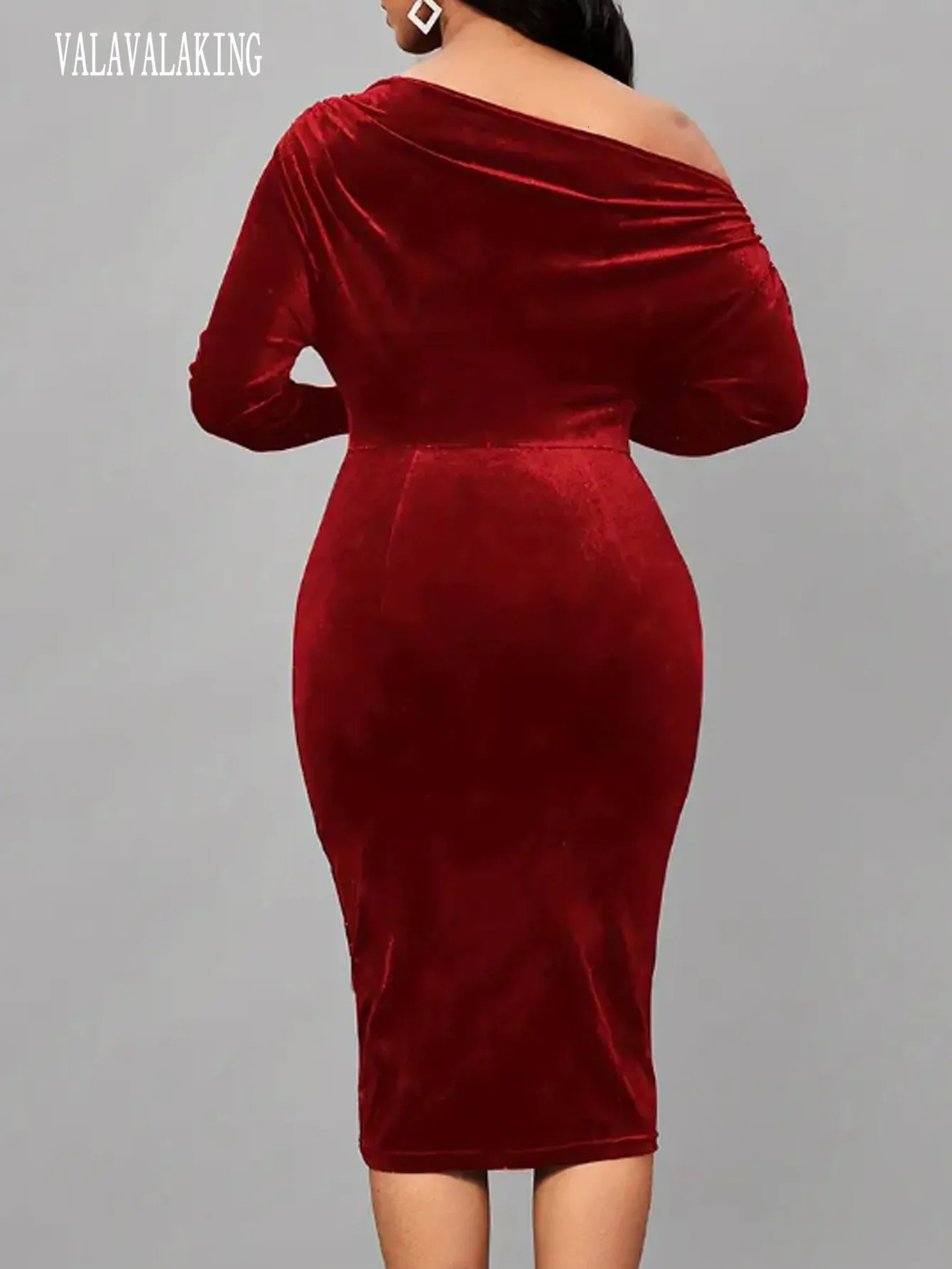 2024 Winter Red Velvet Plus Size Bodycon Dress Women Long Sleeve Large Knee Dresses Ladies Sexy Off Shoulder Evening Party Dress 241017