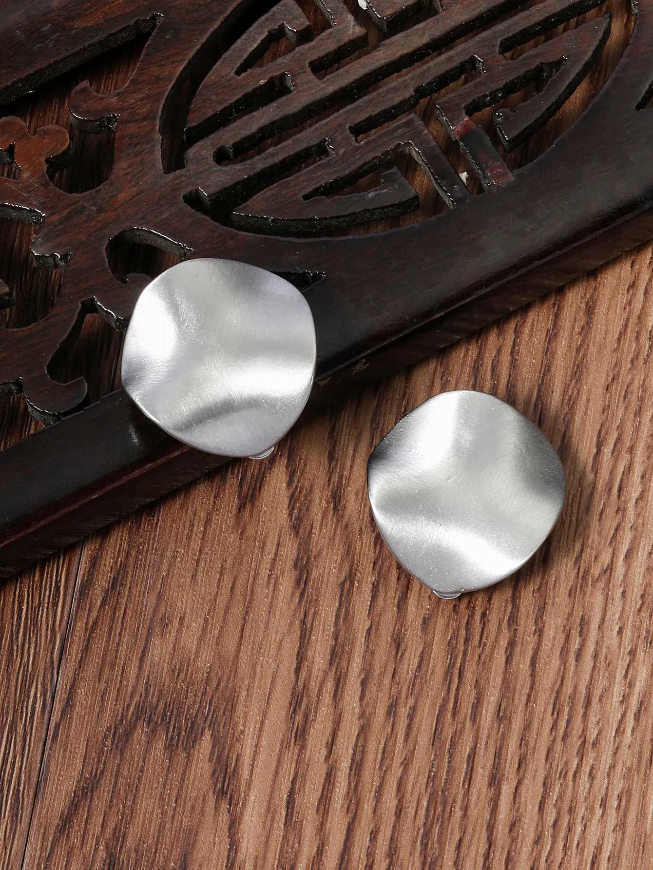Retro minimalist circular clip earrings no perforations suitable for womens party punk ear clip jewelry wholesale W241017