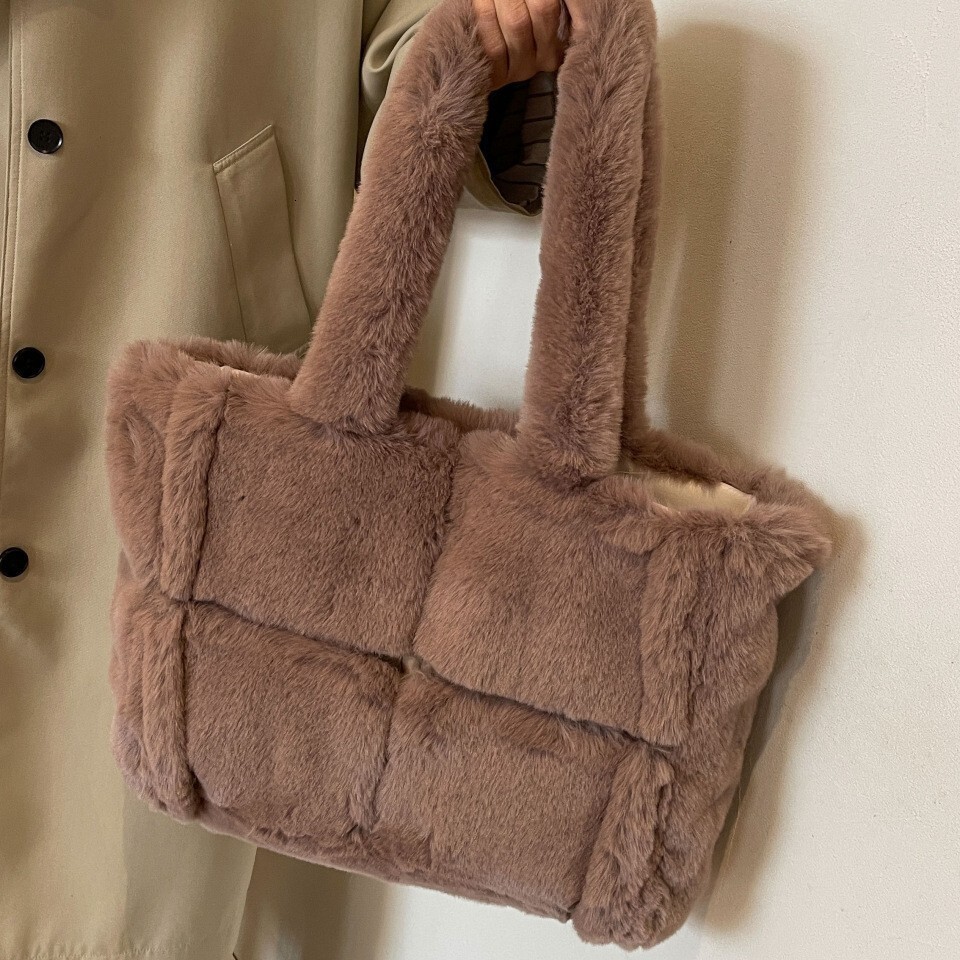 Plush velvet for women, large capacity new autumn and winter versatile shoulder with a plush commuting tote bag feeling