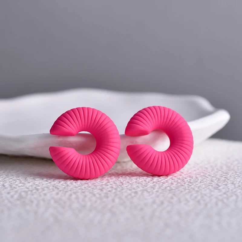 A pair of round simple ear sleeve clip earrings suitable for women threaded C-shaped non perforated cardboard box lightweight punk earrings W241017