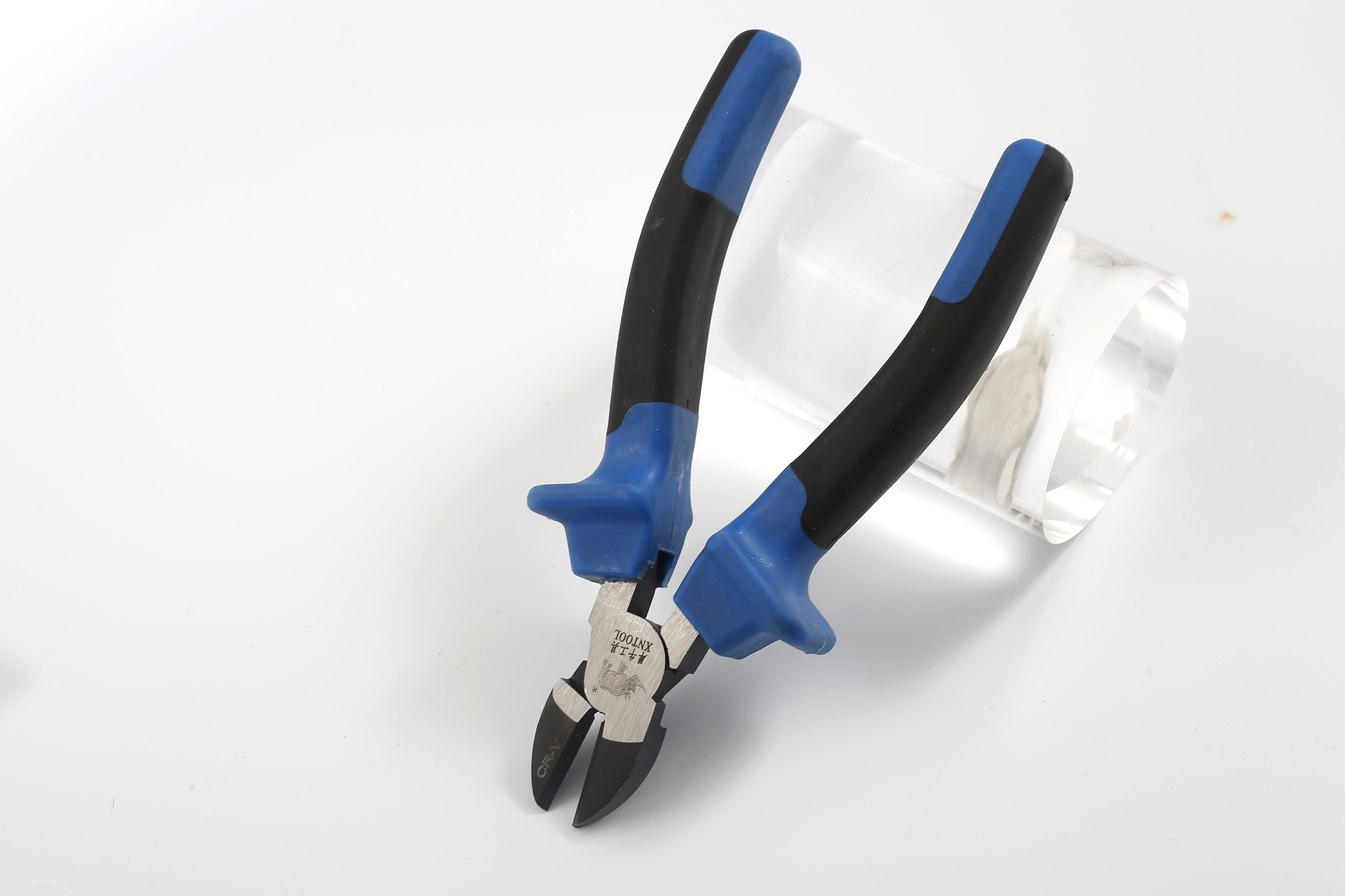European eccentric labor-saving pliers with blue black handle surface blackened and polished for precision treatment