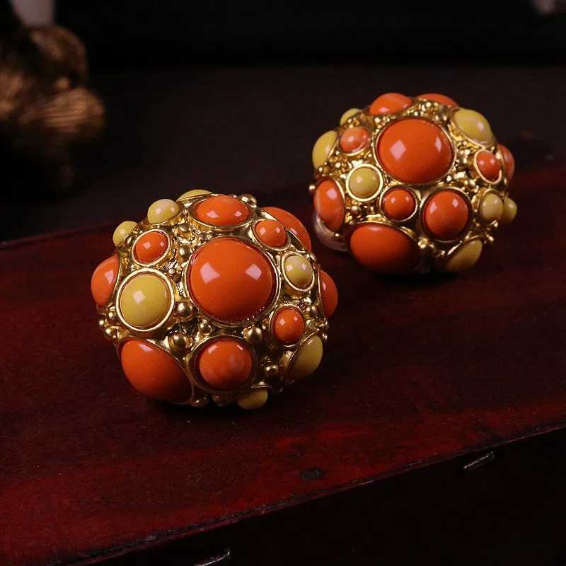 Retro French spherical womens earrings sweet romantic colored resin part ear clip gift W241017