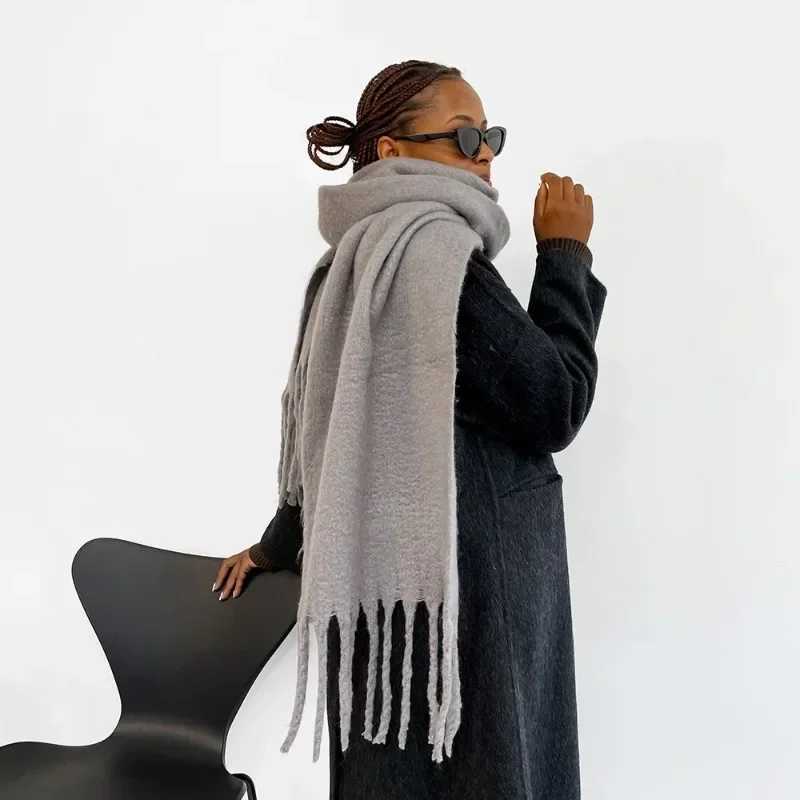 New Haima hair shawl for autumn and winter 2024 classic and high-end wearing style shawl European and solid color shawl X241017