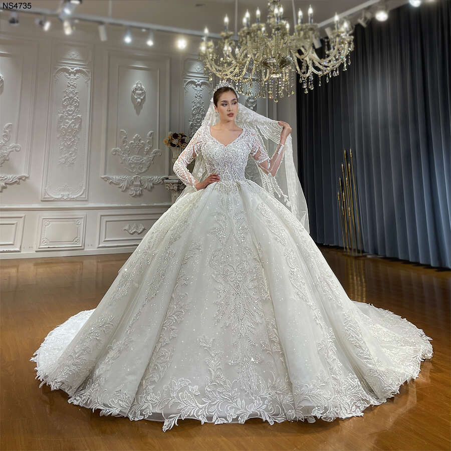 Amanda Novias Lace Wedding Dress Tiered Skirts Ball Gown