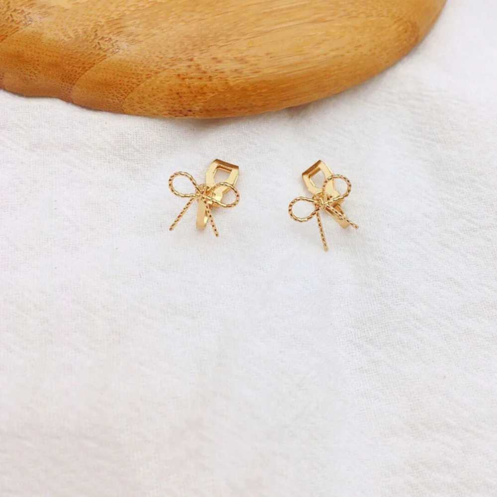 Fake perforated gold bow clip on earrings cute small geometric earrings with cuffs earrings without perforations womens metal jewelry W241017