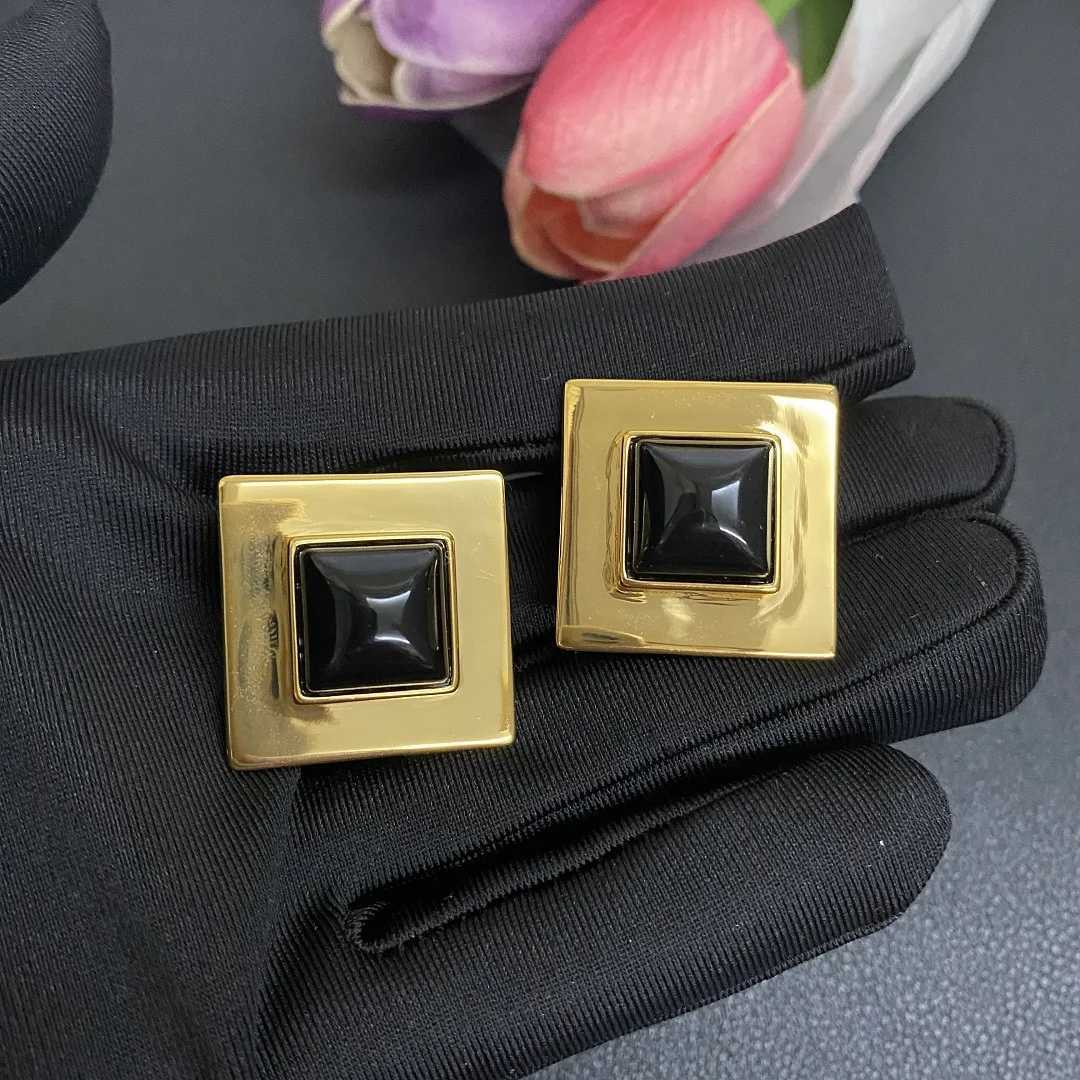 European and American retro temperature square earrings 2024 new simple and atmospheric earrings niche ear clip earrings W241017