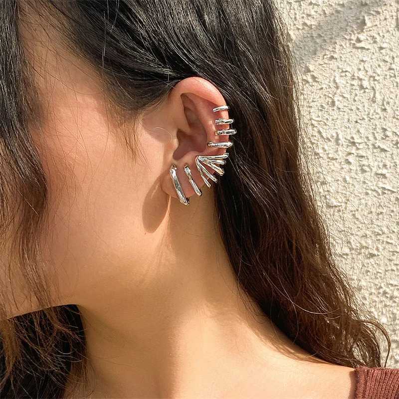 Gold and silver breastbone clip earrings suitable for womens creativity simple C-ear sleeves non perforated ear clips fashionable jewelry W241017
