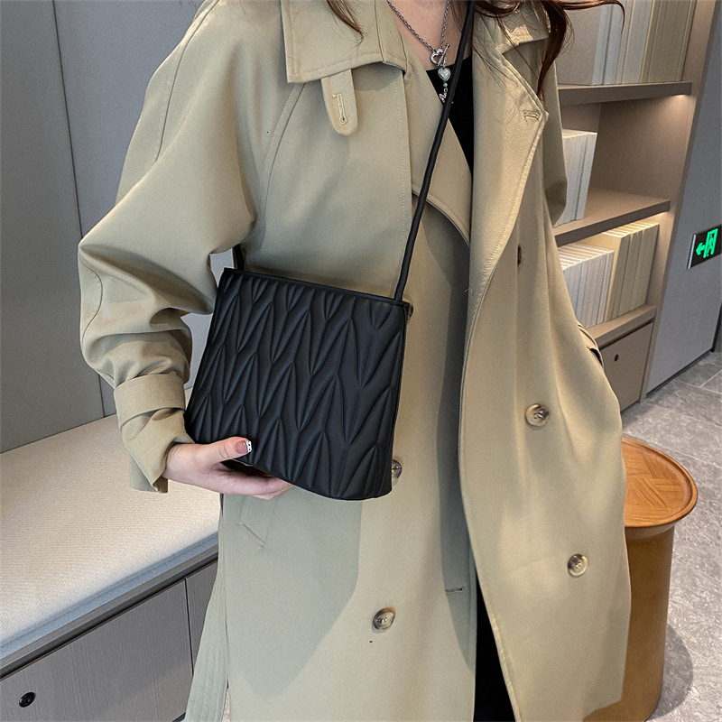 new autumn minimalist stylish women's fashionable diagonal cross single shoulder tote bag, casual niche, small and fresh