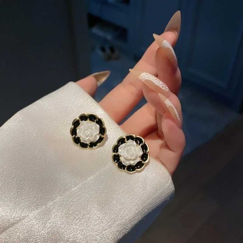 1 pair of temperature triangle pearl earring clips suitable for women without ear holes retro simple earrings daily decoration for girls W241017