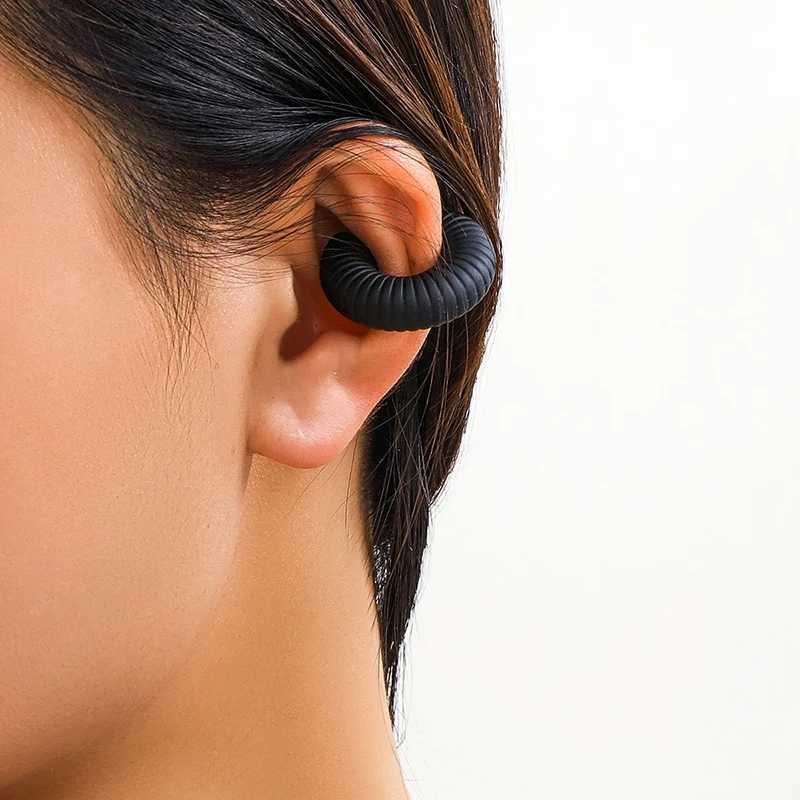 A pair of round simple ear sleeve clip earrings suitable for women threaded C-shaped non perforated cardboard box lightweight punk earrings W241017