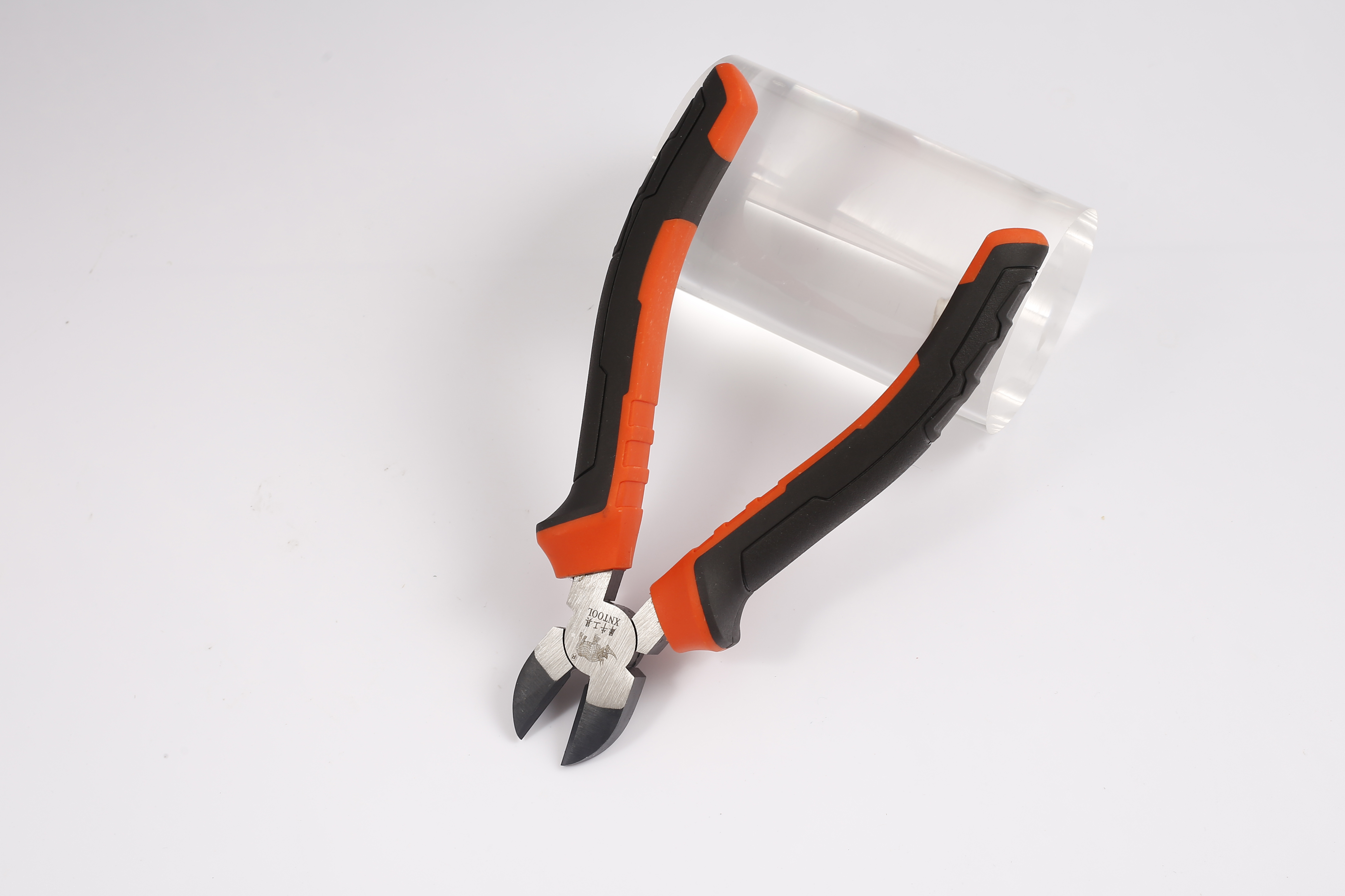 European pliers The surface of the red black TPR handle is treated with precision polishing after blackening
