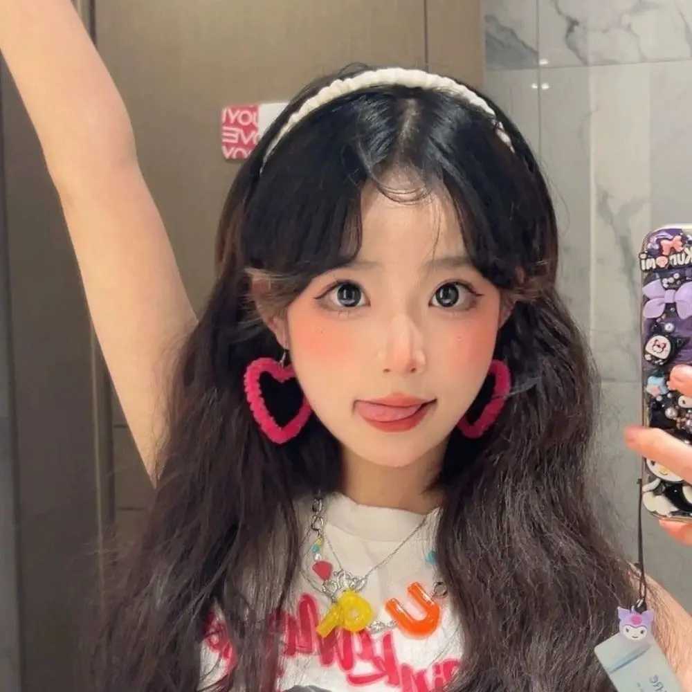 Classic sweet pink earrings exquisite and elegant heart-shaped plush ear clip aesthetic no perforated bone rose red ear sleeves womens W241017