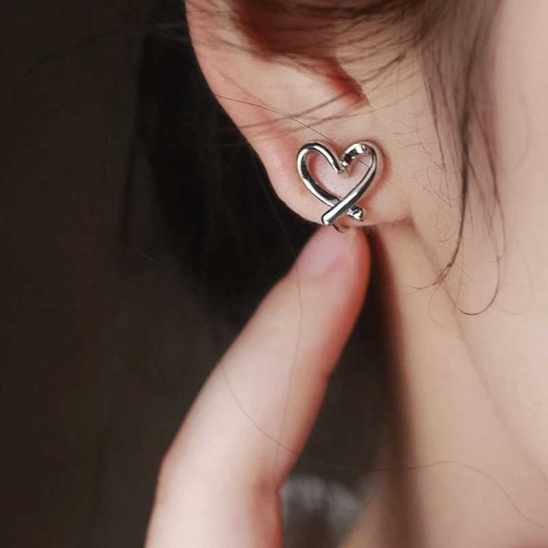 Fashionable simple irregular heart-shaped ear clips for women non perforated silicone ear studs Korean ear studs party jewelry gifts W241017