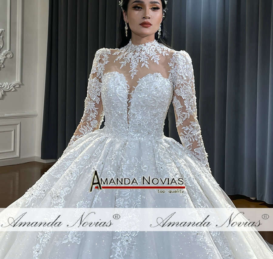Long Sleeve Lace Appliqued Off White Wedding Dress