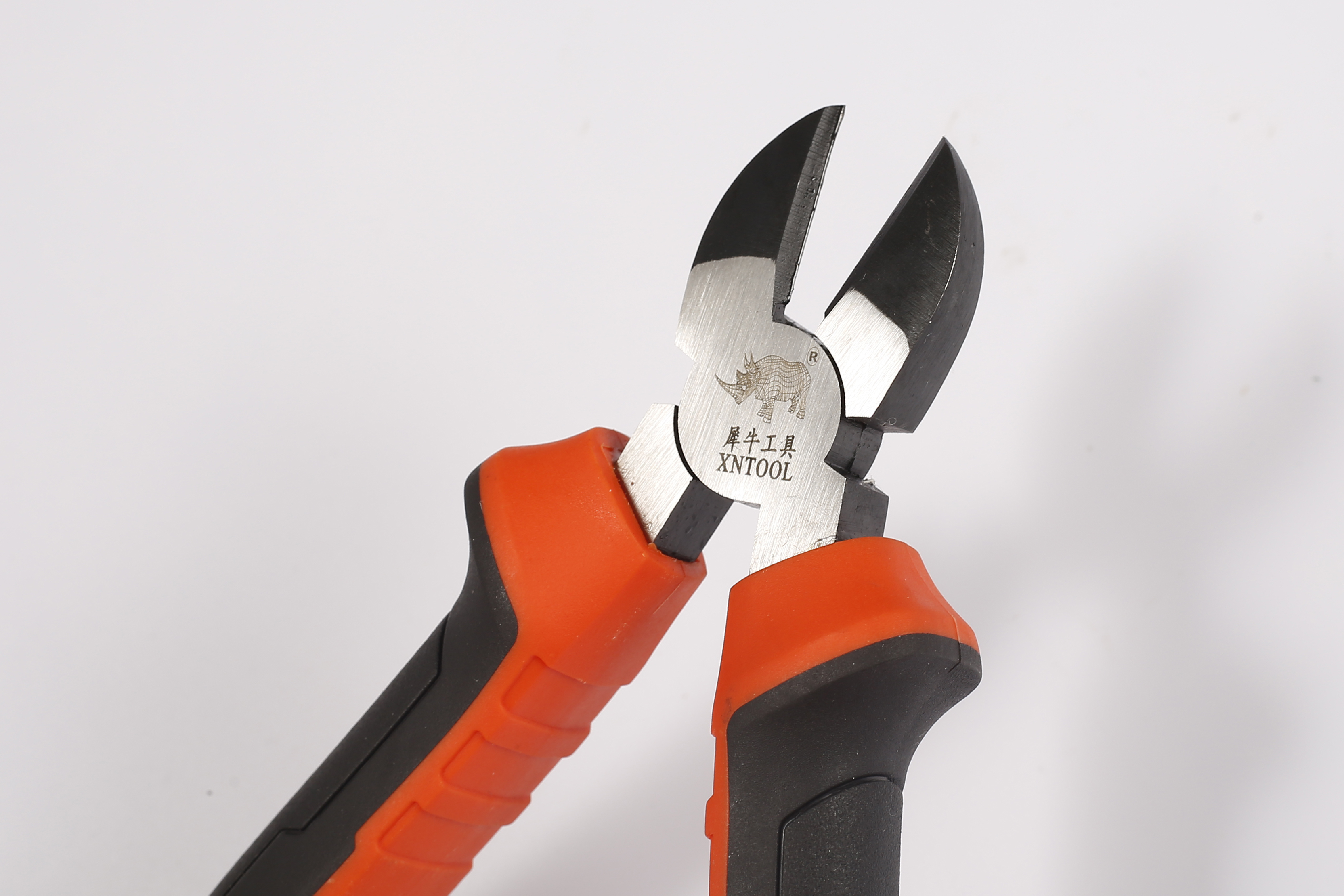 European pliers The surface of the red black TPR handle is treated with precision polishing after blackening