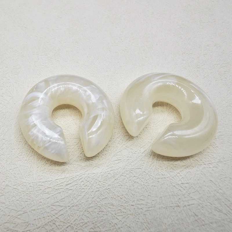A pair of simple and smooth round earrings with jewelry C-shaped resin cuffs no perforations fake cardboard box clip on womens earrings W241017