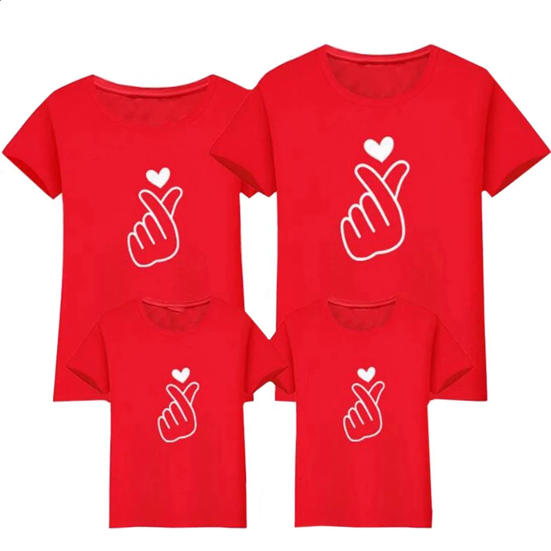 Love Family Matching Clothing Mother Daughter Clothes Look Tshirt Son Outfits Casual Dad 241017