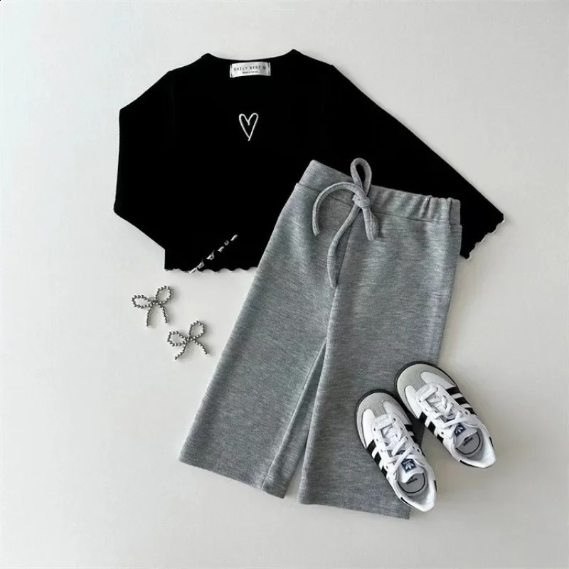 Korean Autumn Baby Long Sleeve TShirts Infant Girl Heart Print Tops Toddler Cotton Bottoming Shirts Children Clothes 241017