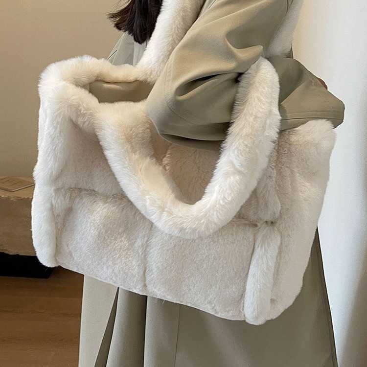 Large capacity plush bag women autumn winter versatile plush tote bag, internet famous commuting shoulder bag 241015
