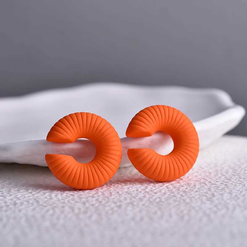 A pair of round simple ear sleeve clip earrings suitable for women threaded C-shaped non perforated cardboard box lightweight punk earrings W241017