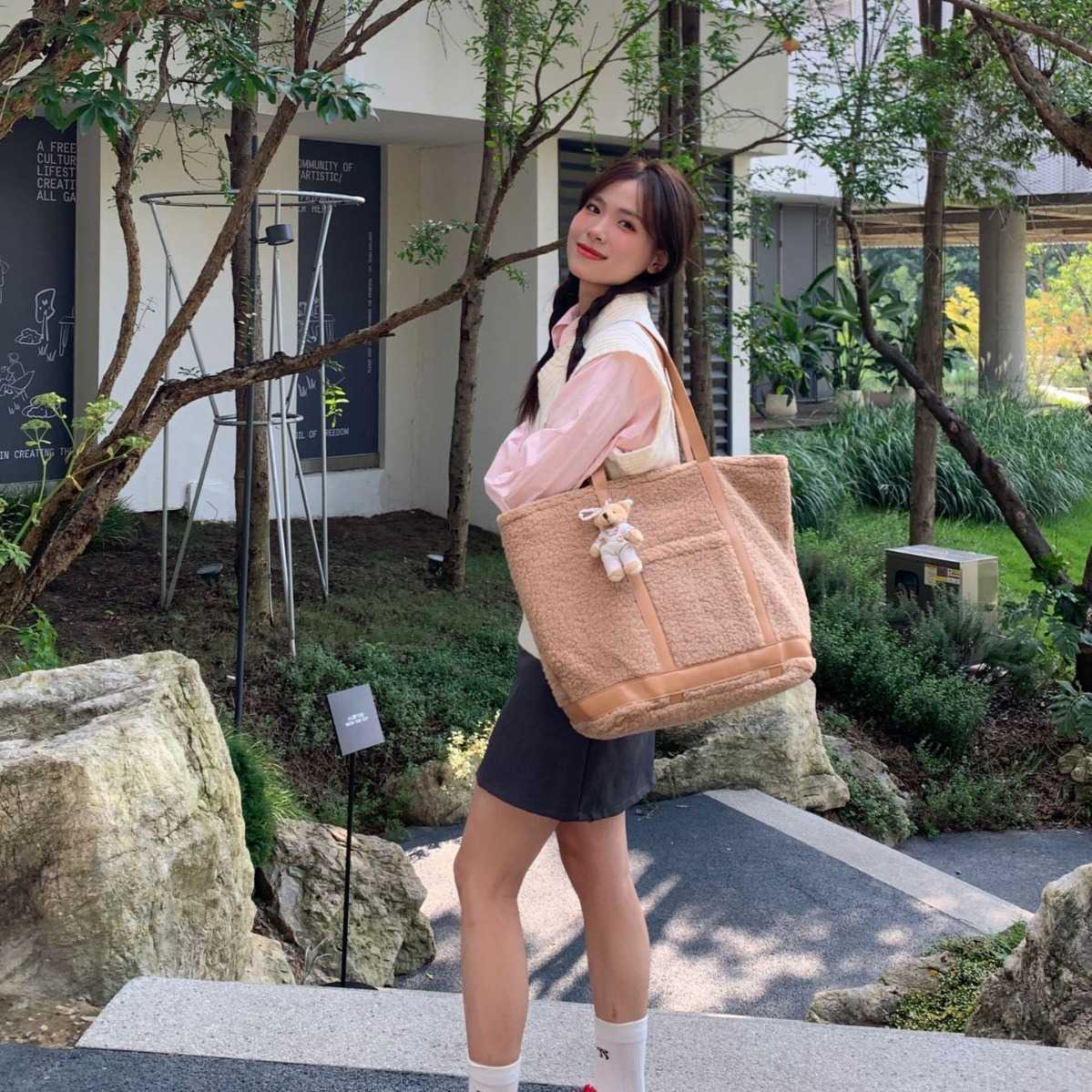 Homemade tote bag women, large capacity autumn winter lamb wool plush bag, shoulder bag, casual versatile 241015