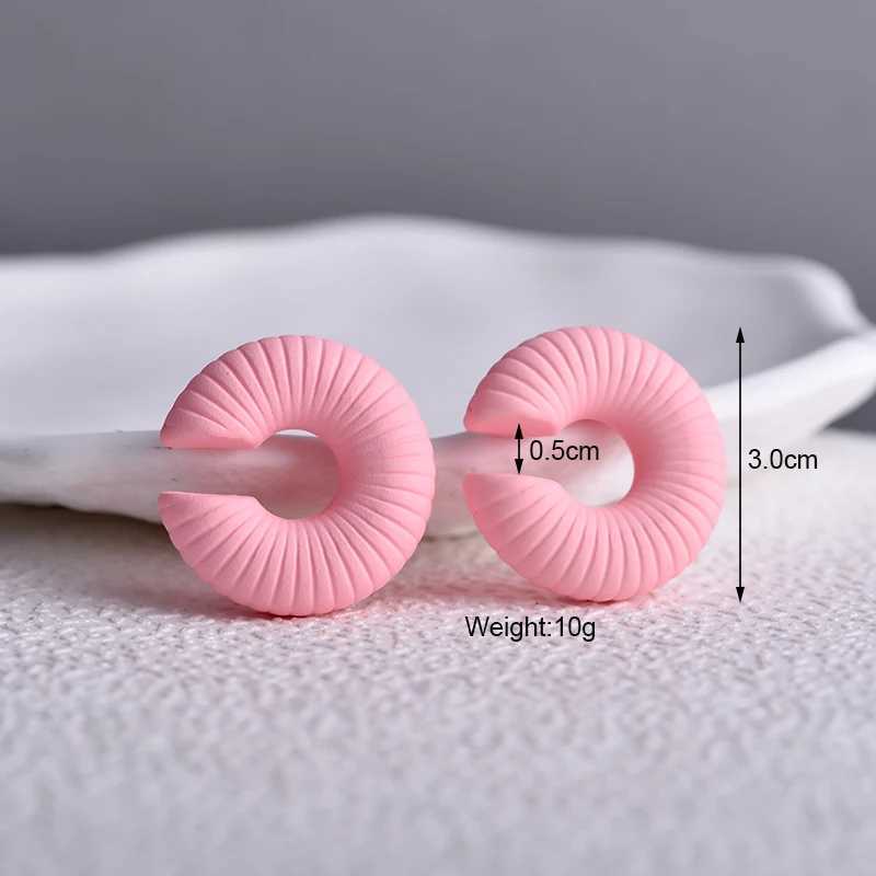 A pair of round simple ear sleeve clip earrings suitable for women threaded C-shaped non perforated cardboard box lightweight punk earrings W241017