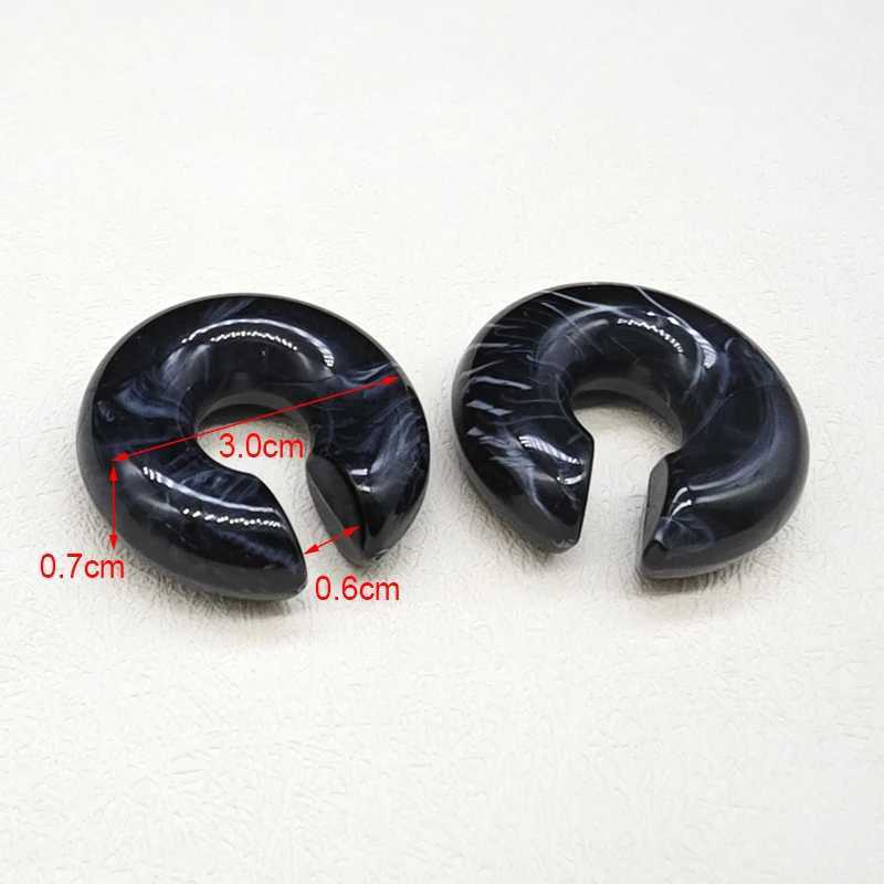 A pair of simple and smooth round earrings with jewelry C-shaped resin cuffs no perforations fake cardboard box clip on womens earrings W241017