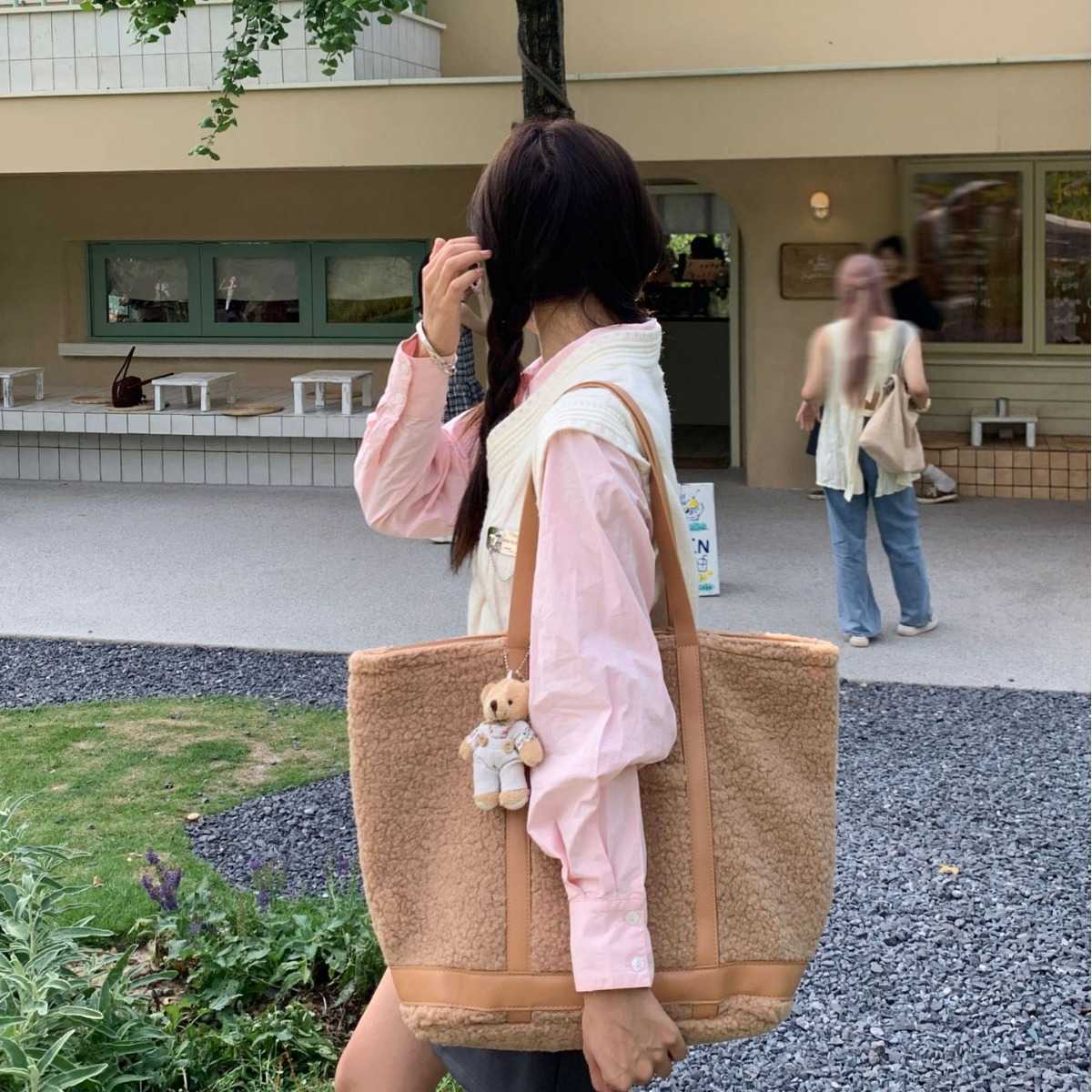 Homemade tote bag women, large capacity autumn winter lamb wool plush bag, shoulder bag, casual versatile 241015