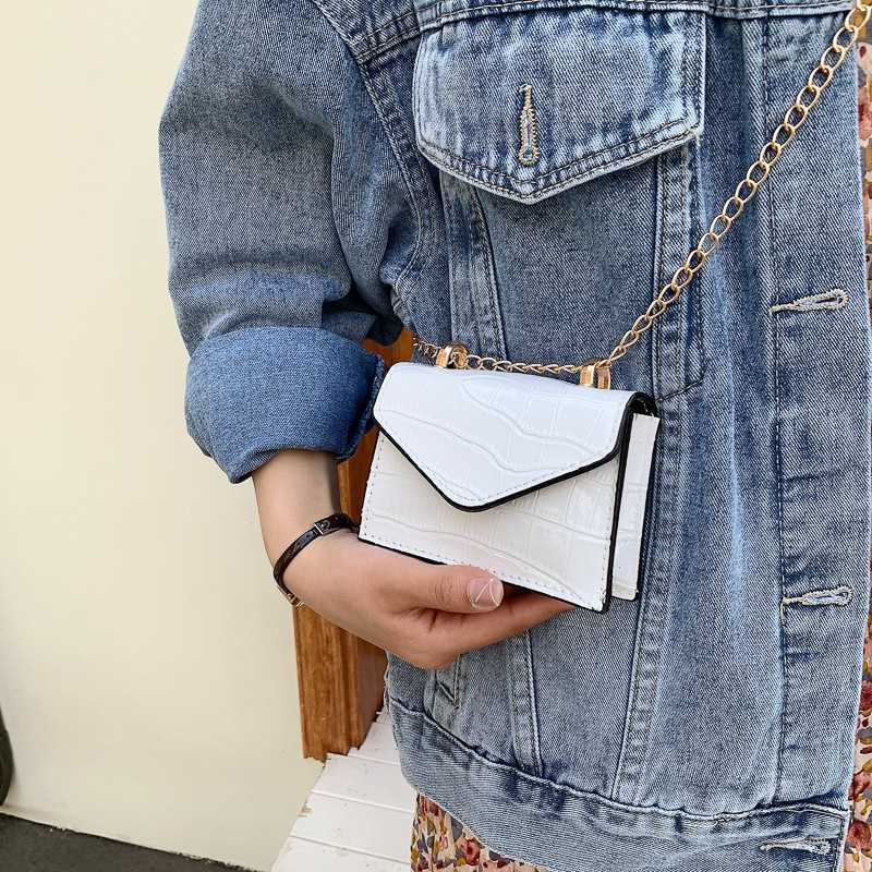 Xiaoxiangfeng diamond grid trapezoidal hand-held diagonal shoulder bag 2022 spring new style chain design sense temperament female Y241017