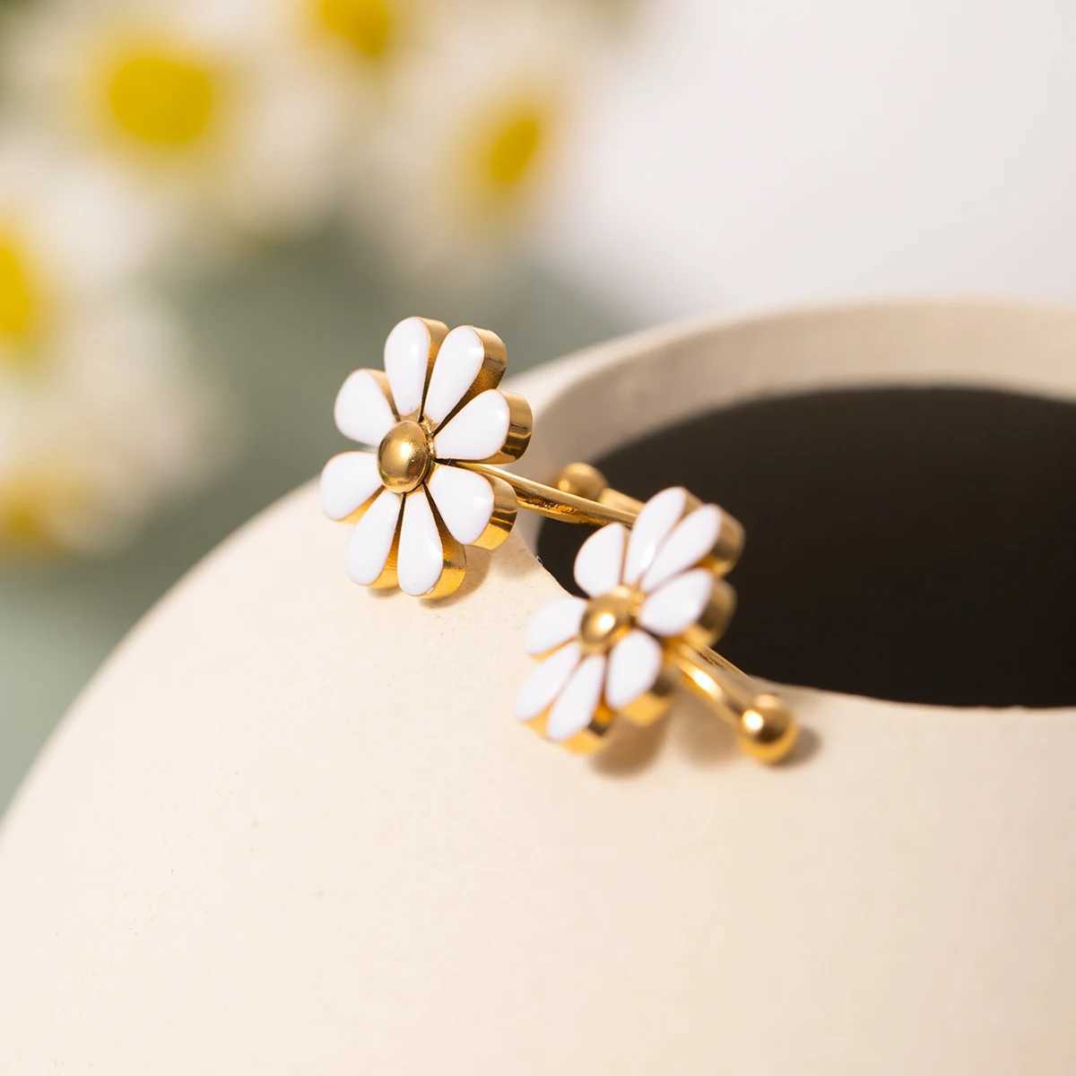 Summer stainless steel lamp luxury 18K PVD white oil drop eight petal daisy ear clip womens statement jewelry W241017