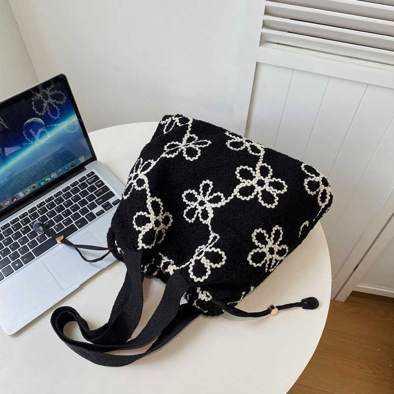 Small design, granular fuzzy hair, women's fashion flower, lamb hair, hand-held bucket bag, autumn winter large capacity shoulder bag 241015