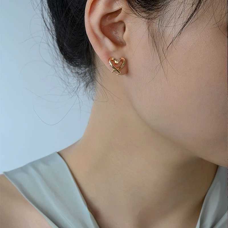 Korean fashion irregular heart-shaped ear clip womens silicone earrings without perforations fashion girls banquet jewelry gift wholesale W241017