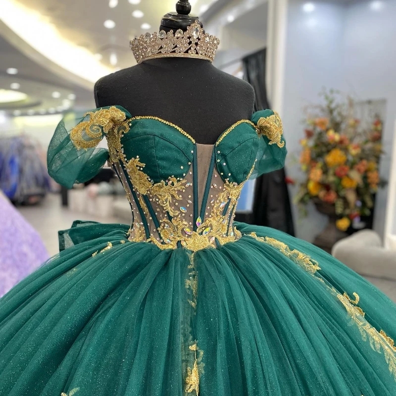 Emerald Green Sweetheart Off the Shoulder Quinceanera Dresses Gold Appliques Lace Beads Crystal Tull Sweet 16 Party Gowns Vestido De 15 Anos