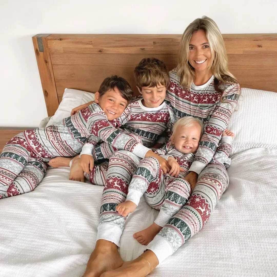 New 2024 Family Christmas Pajama Set Full Set Printed Matching Clothing Set Baby Hoodie Mother and Childrens Clothing Pajama Christmas Appearance W241